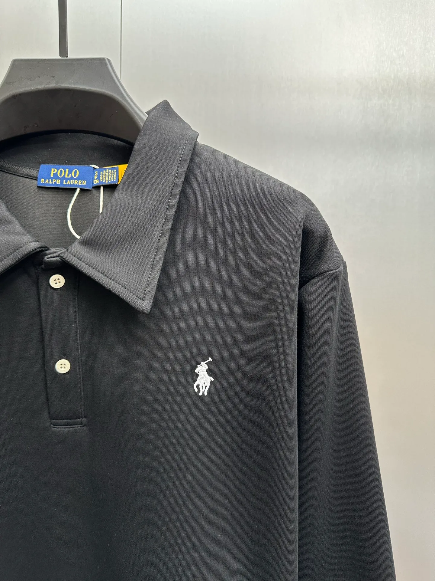 P260 Ralph Lauren/Ralph Lauren 2025 new lapel sweatshirt, classic pony logo embroidered Polo shirt, simple and versatile ~ super delicate and soft, close to the body without being tied. Perfectly reflects the brand's sense of superiority. The fabric is full of three-dimensionality, the loose fit is standard, comfortable to stretch, unrestricted in movement, and highly practical to wear. Classic and simple style, with pony embroidery pattern on the chest, imported machines, three-dimensional and full. Original Polo milk white buttons, taking into account warmth and cool lines. Whether worn alone or layered, you can create different styles of fashion with just one piece. The workmanship is exquisite and shipped from a major foreign trade factory. It is all done by master craftsmen with many years of experience. Everything is of high standards and requirements. All fabrics and accessories are original custom-made and of high quality. It perfectly embodies the brand's sense of superiority, is highly wearable, and is high-end and classy. Versatile and versatile!  Color: black, white, gray, brown, navy size: S M L XL